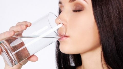 drinking water 480x270 Chia sẻ 5 cách “đong đếm” hỗ trợ giảm cân